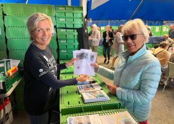 Turistchef Laila Zielke overrækker billetterne til Leila Nielsen.