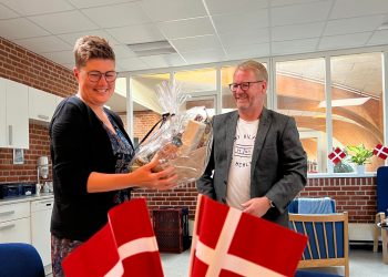 Skoleleder Louise Høholt og skoledistriktsleder Lars Brøndum Leed har fået to kærkomne skolevenner til Bindslev Skole. Foto: Arkiv.