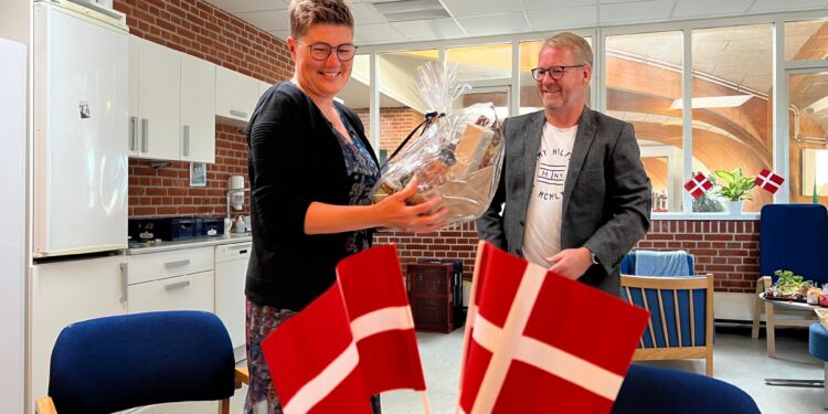 Skoleleder Louise Høholt og skoledistriktsleder Lars Brøndum Leed og de ansatte på Bindslev Skole.