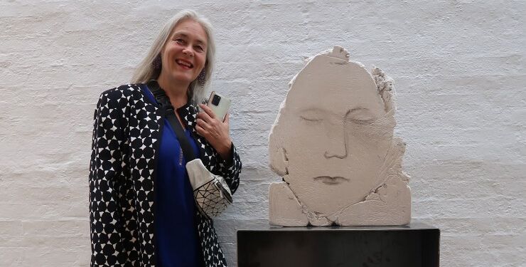 Billedhugger Marit Benthe Norheim, foran skulptur med selvportræt, har en rundvisning på Vrå Udstillingen. Foto: Arkiv.