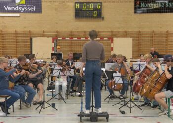 Johanne Grønkjær Lorenzen har tillært sig sine dirigentslag i Nordjyllands Ungdomssymfoniorkester. Foto: Simon Hougaard.