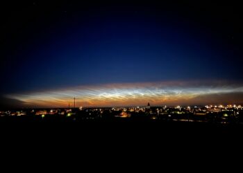 Lysende natskyer over Hirtshals. Foto: Niels Skipper.