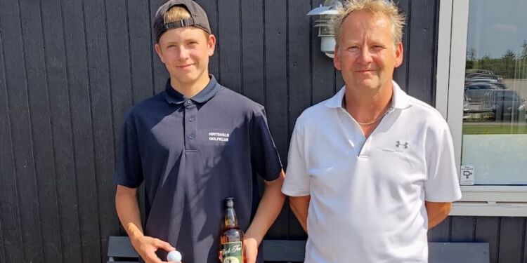 Nikolaj Husum Andersen til venstre på billedet ved siden af Jens Kohno Andersen lavede hole-in-one på hul 8 i Sindal Golf Klub.