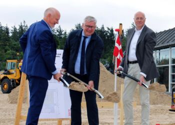 Bestyrelsesmedlem hos Nordsøen Forskerpark, Niels Axel Nielsen til venstre, borgmester Søren Smalbro i midten og institutdirektør ved DTU Aqua, Fritz Koester.