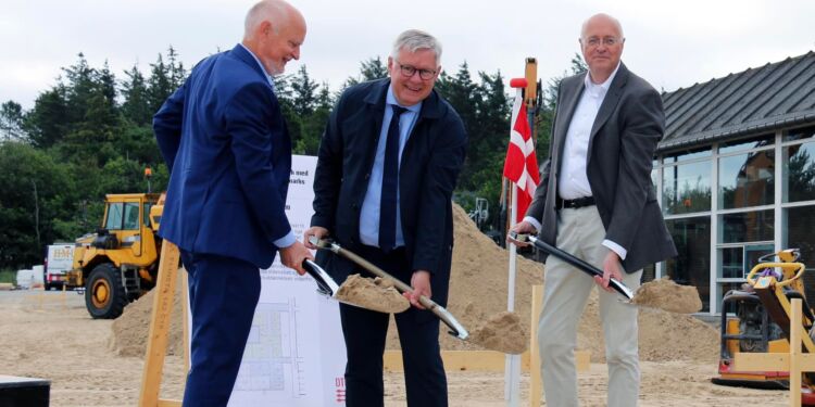 Bestyrelsesmedlem hos Nordsøen Forskerpark, Niels Axel Nielsen til venstre, borgmester Søren Smalbro i midten og institutdirektør ved DTU Aqua, Fritz Koester.