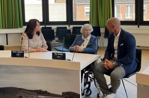 Mette Jensen, Anne Margrethe Sønderby og Per Møller i byrådssalen på Rådhuset.