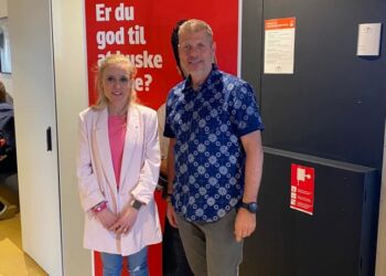 Købmand René Ejstrup Larsen lykønsker sin nyuddannede salgsassistent Pernille Furrebæk.