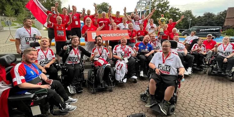 Rasmus Yder sidder her lige til højre for højtaleren, mens det danske landshold får taget et vinderbillede.
Foto: Privatfoto.