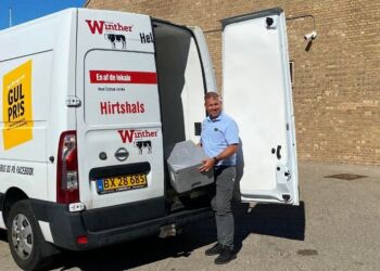 René Ejstrup Larsen fredag morgen med en levering lækker mad til Hirtshals Skole.