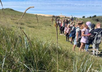 Elever fra Friskolen Skallerup på udedag ved Rubjerg Knude. Foto: Privat.