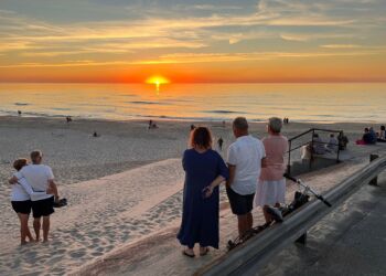 Solnedgang ud for Vestmolevej ved Husmoderstranden i Hirtshals. Foto (arkiv): Niels Skipper.
