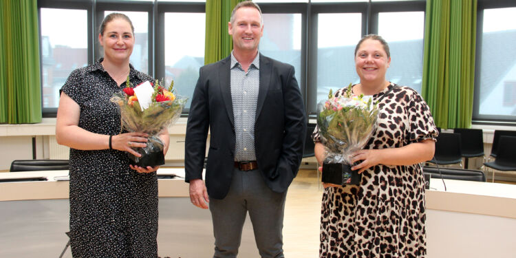 Velfærdstalenterne Line Kristensen og Trine Maria Bonde Kristensen på hver sin side af udvalgsformand Claus Mørkbak Højrup.