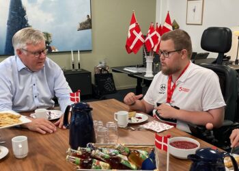 Borgmester Søren Smalbro og verdensmester Rasmus Yder spiste pandekager på Rådhuset.
