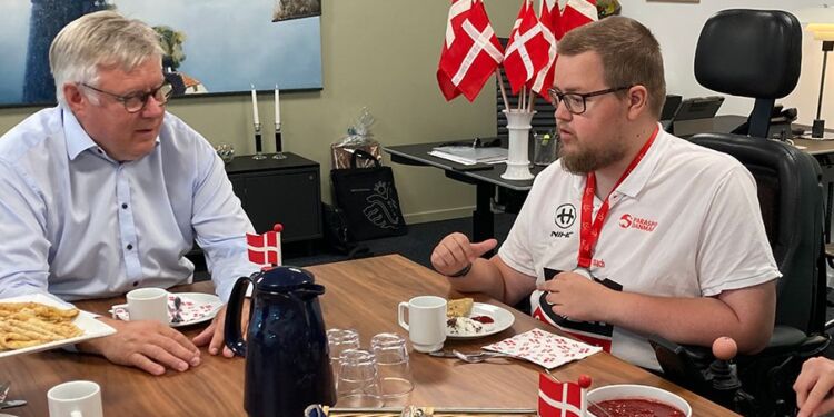 Borgmester Søren Smalbro og verdensmester Rasmus Yder spiste pandekager på Rådhuset.