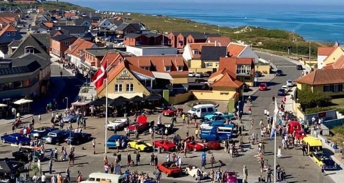 Havnebyens store veterantræf set fra Hotel Hirtshals. I år inddrages også noget af havnens område. Foto: Visit Hirtshals.