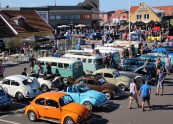 Folkevognene dominerede sidste år foran Hirtshals Kro. Foto: Arkiv.