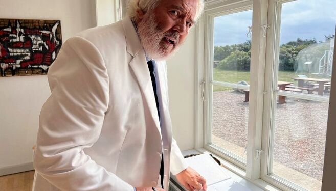 Peter Wendelboe i Assistenthuset, hvor udstillingen af hans værker er kurateret af sønnens Hans Wendelboe Bøcher. Foto: Niels Skipper.