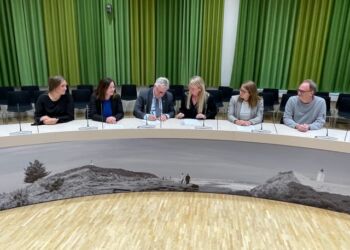 Budgettet underskrives i september 2022 af fra venstre Gry Bruun Nielsen (R), Lone Olsen (V), borgmester Søren Smalbro (V), Mai-Britt Beith (S), Anette Bæk (SF) og Brian Kirkeby (Ø). Foto: Hjørring Kommune.