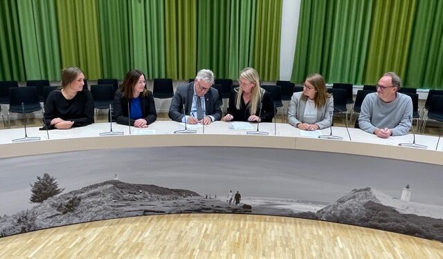 Budgettet underskrives i september 2022 af fra venstre Gry Bruun Nielsen (R), Lone Olsen (V), borgmester Søren Smalbro (V), Mai-Britt Beith (S), Anette Bæk (SF) og Brian Kirkeby (Ø). Foto: Hjørring Kommune.