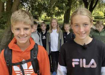 Albert Høyrup Høst og Josefine Kjøller går i 6.B på Bagterpskolen i Hjørring. Det er elever fra deres klasse, der kan risikere at skulle tvangsflyttes, hvis et forslag fra Hjørring Kommune bliver vedtaget. Foto: TV2 Nord.