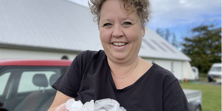 Britta Hasselgaard samlede en pose af de usædvanligt store hagl.