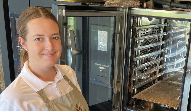 Bager Amanda Axelsen.