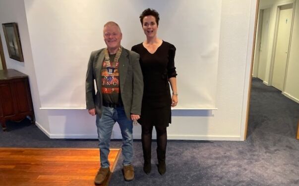 Anne Honoré Østergaard og præsident for Hirtshals Rotary Klub Carsten Jensen, Jysk IT-Tech.