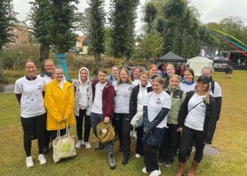 Her er de første 30 bioanalytikerstuderende på den nye uddannelse i Hjørring. Billedet er taget til den officielle studiestart Hjørring Live, hvor det handler om at være sociale sammen og blive klogere på Hjørring som studieby.