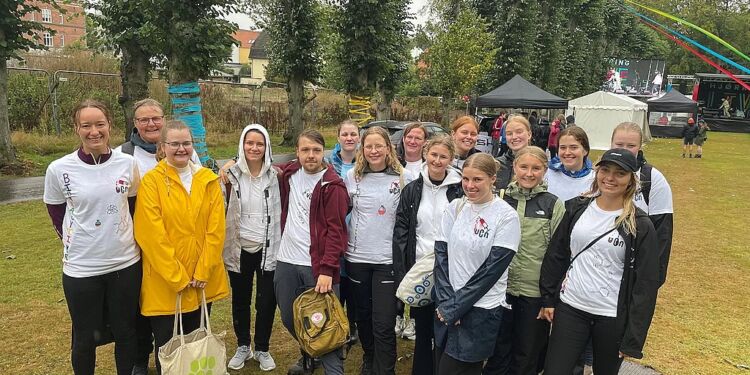 Her er de første 30 bioanalytikerstuderende på den nye uddannelse i Hjørring. Billedet er taget til den officielle studiestart Hjørring Live, hvor det handler om at være sociale sammen og blive klogere på Hjørring som studieby.