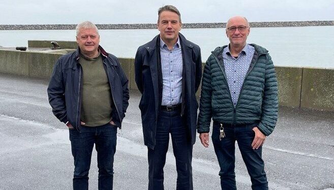 Formanden for kreds Nord i Danmarks Fiskeriforening Claus Hjørne Pedersen og Niller alias Niels Chr. Nielsen, formand i Hirtshals Fiskeriforening, samt i midten Christian Friis Bach (RV).