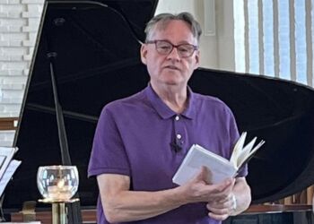 Niels Hav har tidligere læst egne digte i Hirtshals Kirke. Foto: Arkiv.
