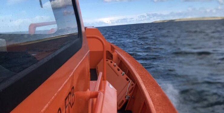 Hirtshals Fyr ret forude for FRB14. Foto: Hirtshals Redningsstation.