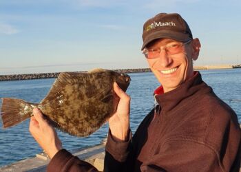 Rimas Garden med en flot fladfisk på molehovedet i Hirtshals.
