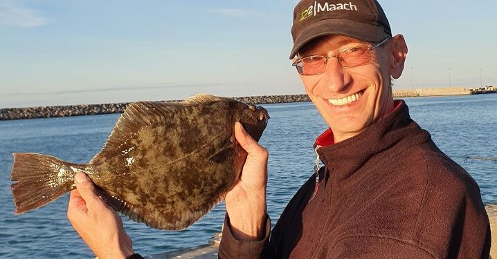 Rimas Garden med en flot fladfisk på molehovedet i Hirtshals.