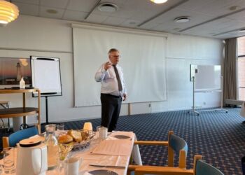 Her er det borgmester Søren Smalbro, der orienterer om kommunens tilstand ved et morgenmøde med Hirtshals Handel & Erhverv på Hotel Skaga. Foto (arkiv): Niels Chr. Jakobsen.