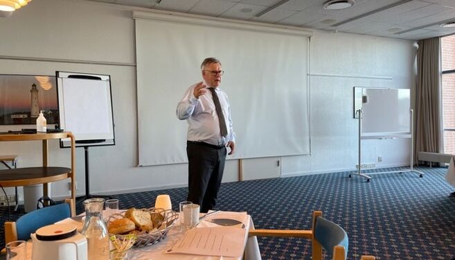 Her er det borgmester Søren Smalbro, der orienterer om kommunens tilstand ved et morgenmøde med Hirtshals Handel & Erhverv på Hotel Skaga. Foto (arkiv): Niels Chr. Jakobsen.