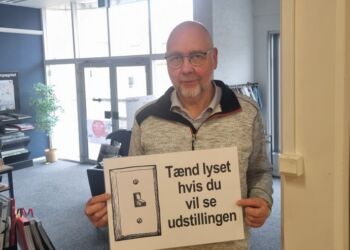 Tommy Høj med det energibevidste skilt hos Høj Farver.