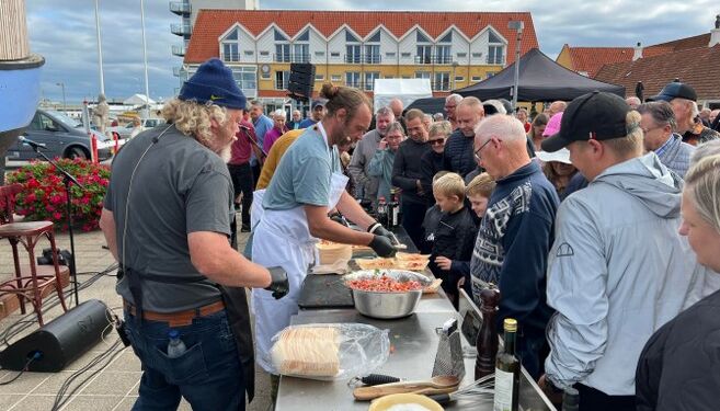 Her ses Nikolaj Kirk med Havnekøkkenet ved Hook & Cook 2022 i Hirtshals. Foto: Niels Skipper.
