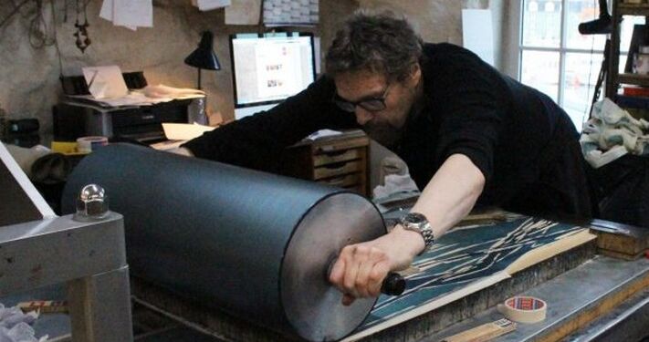 Jan Andersson, der tidligere var leder af Grafisk Værksted i Hjørring, på arbejde hos Steinprent i Tórshavn. Foto: Arkiv.
