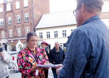 Jes Bastholm overrækker de amnge underskrifter til Gry Bruun Nielsen.