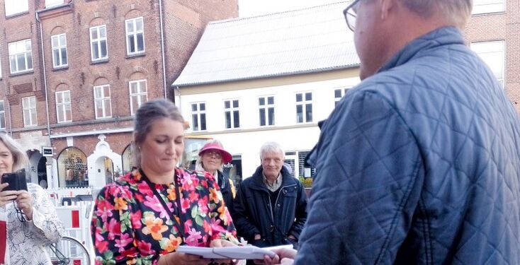 Jes Bastholm overrækker de amnge underskrifter til Gry Bruun Nielsen.