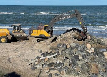Hård kystsikring med store sten skal forhindre havet i at spise af klitterne ved Skallerup.
Foto: Henriette Maj Pedersen / TV2 Nord.