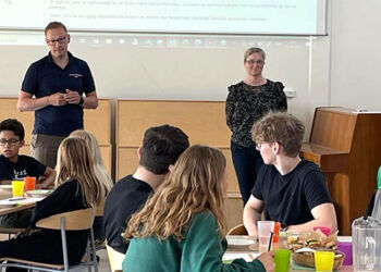 Eleverne hører om, hvordan man bedst udnytter fiskens kød og derved undgår madspild.