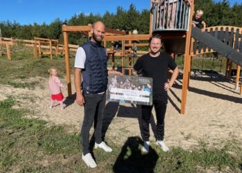 Halbestyrer Martin Jepsen og Lukas Kristensen med det synlige bevis på den store støtte fra Nordea Fonden.