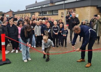 Jesper Carlsen klippede sammen med glade børn den røde snor til ny legeplads i Hirtshals.