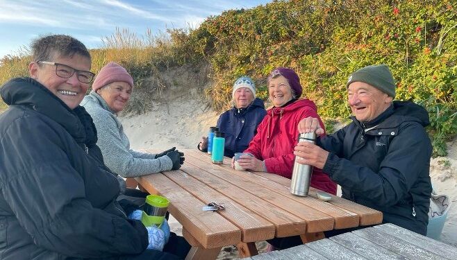 Efter morgenbadet hygges der om bordet med kaffen. Fra venstre: Johanna, Birgit, Doris, Inger Marie og Knud.