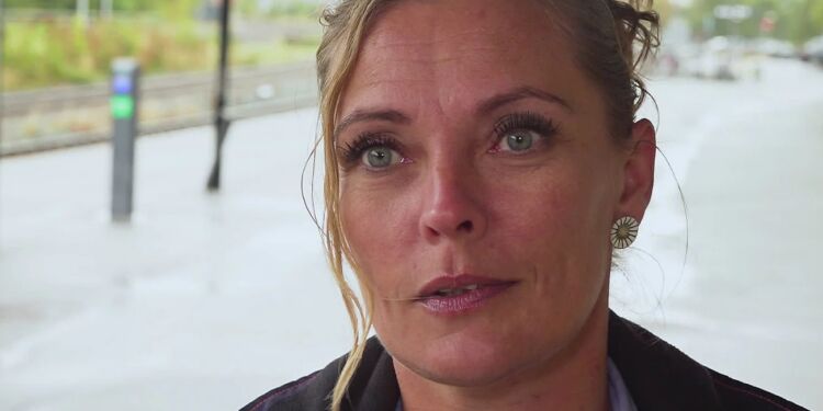 Lokomotivfører og tillidsrepræsentant hos Nordjyske Jernbaner, Maria Vistrup er godt træt af de mange baneløbere, som krydser skinnerne ulovligt. Foto: TV2 Nord.