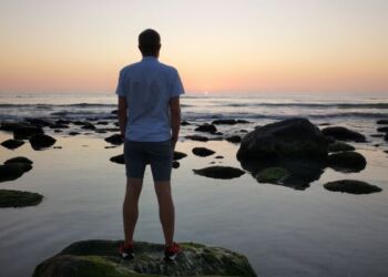 Morten Nørgaard Morthorst, som her ses en sommerdag på stranden, er vild med udsigten fra Fyrklit og naturen omkring Hirtshals. Foto: Arkiv.