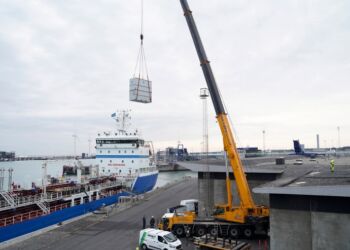 Kranløft på Norgeskajen. Foto: Hirtshals Havn.