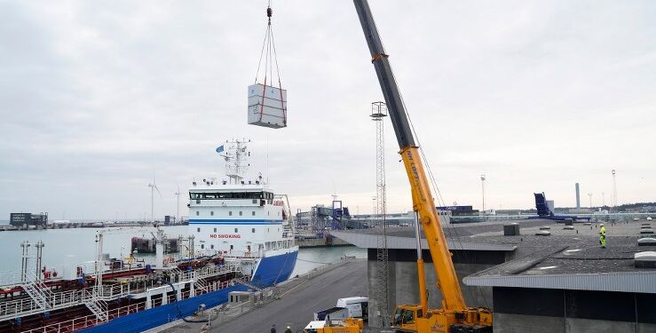 Kranløft på Norgeskajen. Foto: Hirtshals Havn.